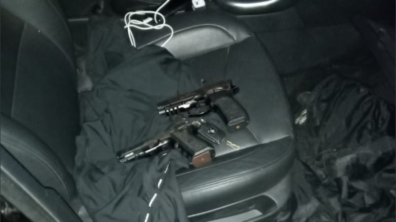 Las armas encontradas en el auto robado en noviembre pasado.