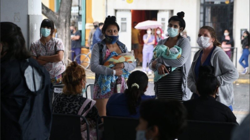 Madres esperan volver a entrar en la explanada.