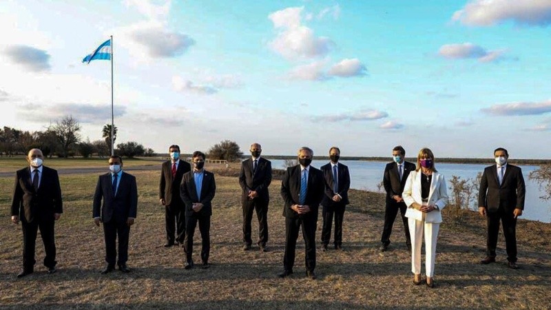 El presidente Alberto Fernández juntó el año pasado a los gobernadores para anunciar cambios en la hidrovía