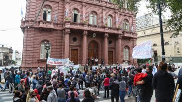 La Municipalidad fue uno de los lugares donde pasó la marcha.