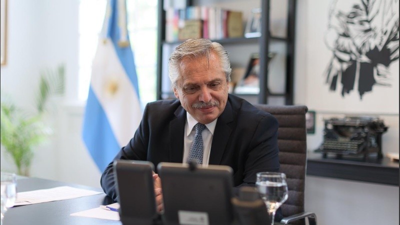 El mandatario argentino se comprometió a visitar a Putin en Rusia.