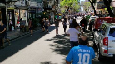 La calle San Luis es peatonal este sábado a la mañana.