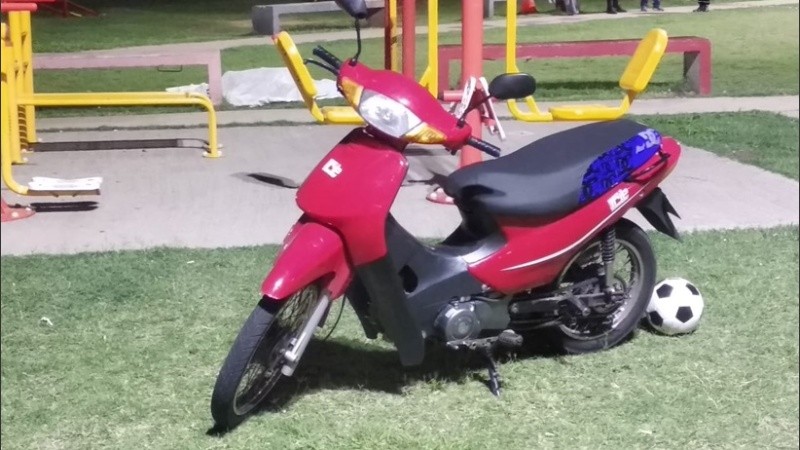 La víctima había llegado a la plaza en una moto roja junto a su hijo para jugar a la pelota.
