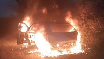 El auto quemado estaba en Villa Gobernador Gálvez.