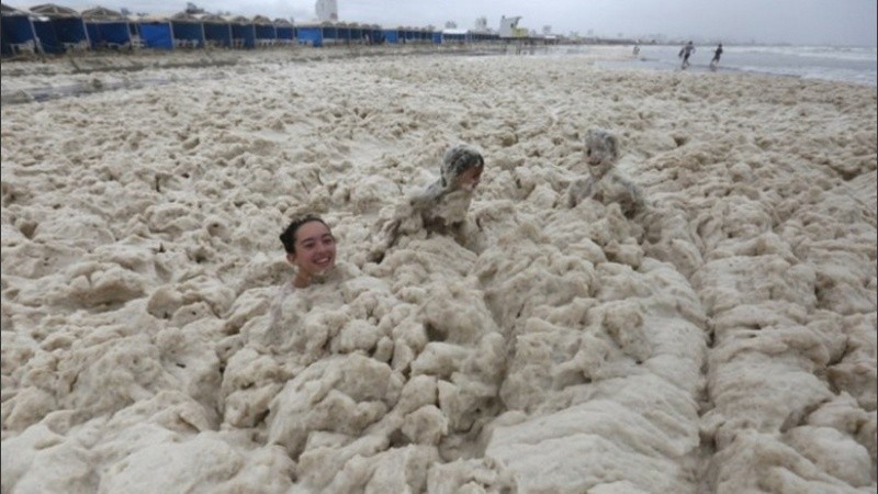 En algunos sectores, la espuma alcanzó los cincuenta centímetros de espesor.