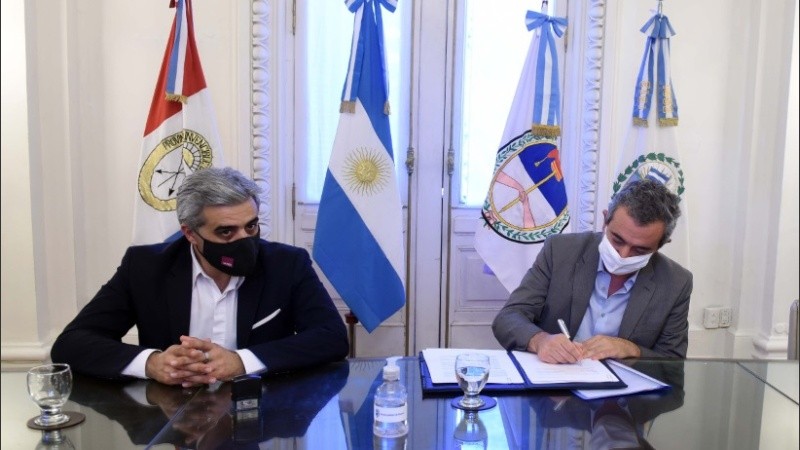 El intendente y el rector de la UNR firmaron el programa de gestión conjunta. 