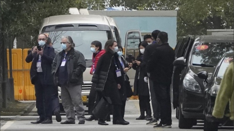 Expertos en medicina veterinaria, virología, seguridad alimentaria y epidemiología investigan los orígenes del virus.   