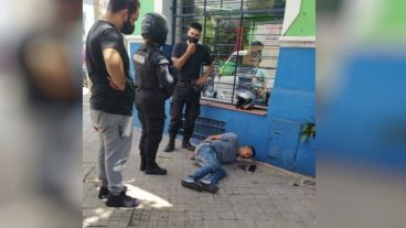 El ladrón fue reducido en el suelo hasta que llegó la policía.