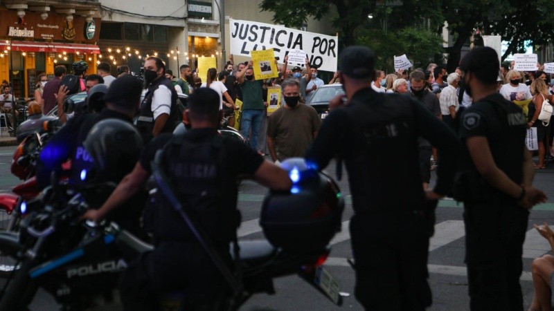 El reclamo de vecinos en la esquina, con bocinazos de automovilistas en apoyo.
