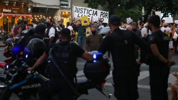 El reclamo de vecinos en la esquina, con bocinazos de automovilistas en apoyo.