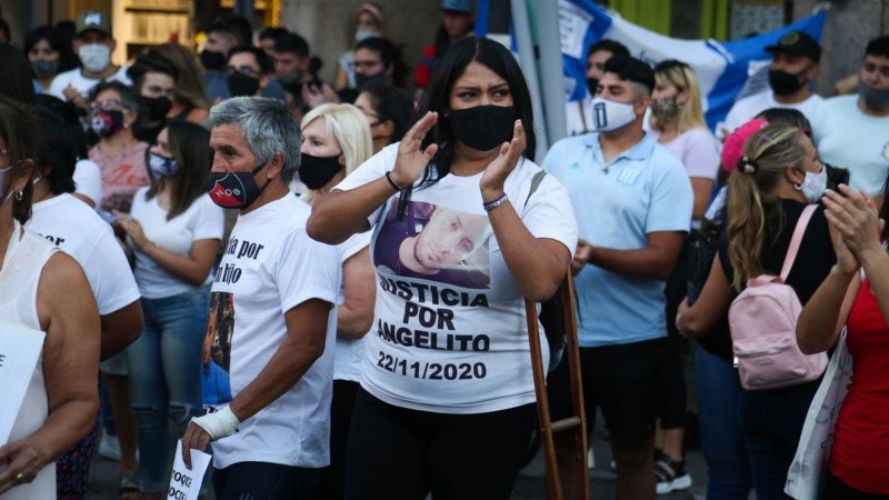 El reclamo de vecinos en la esquina, con bocinazos de automovilistas en apoyo.
