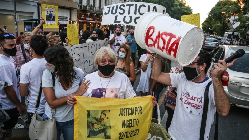 El reclamo de vecinos en la esquina, con bocinazos de automovilistas en apoyo.