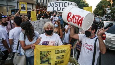 El reclamo de vecinos en la esquina, con bocinazos de automovilistas en apoyo.
