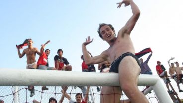 Newell's sigue buscando refuerzos y podría cerrar el regreso de un futbolista formado en el club.