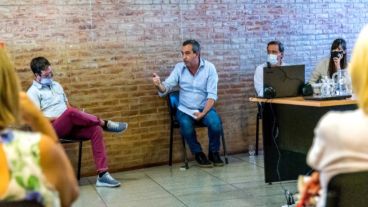 El intendente Pablo Javkin se reunió este viernes con representantes de vecinales de la ciudad.