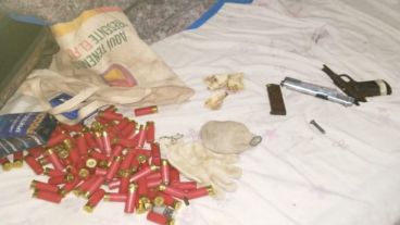 En el domicilio del hombre encontraron armas y cartuchos.