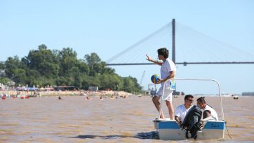 El primer encuentro de waterpolo en el río Paraná se realizó este fin de semana.