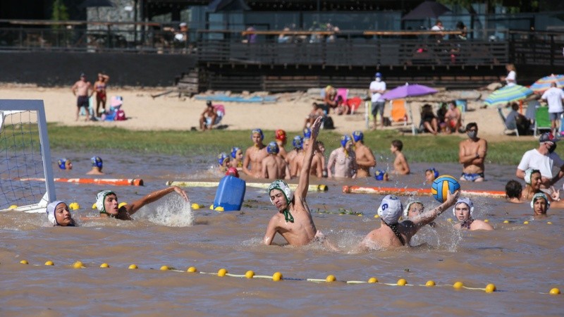 El primer encuentro de waterpolo en el río Paraná se realizó este fin de semana.