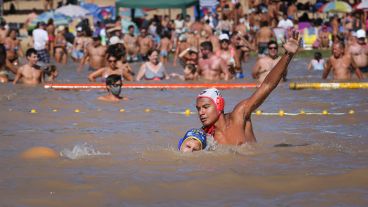 El primer encuentro de waterpolo en el río Paraná se realizó este fin de semana.