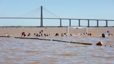 El primer encuentro de waterpolo en el río Paraná se realizó este fin de semana.