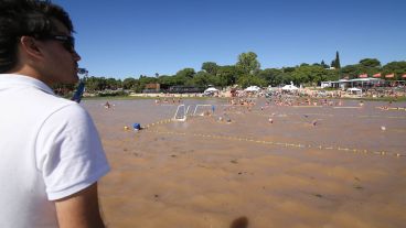 El primer encuentro de waterpolo en el río Paraná se realizó este fin de semana.