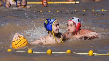 El primer encuentro de waterpolo en el río Paraná se realizó este fin de semana.