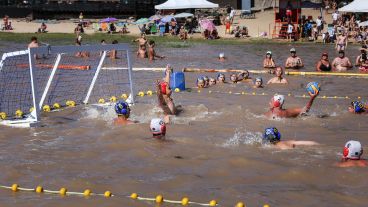 El primer encuentro de waterpolo en el río Paraná se realizó este fin de semana.
