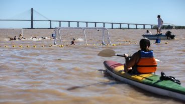 El primer encuentro de waterpolo en el río Paraná se realizó este fin de semana.