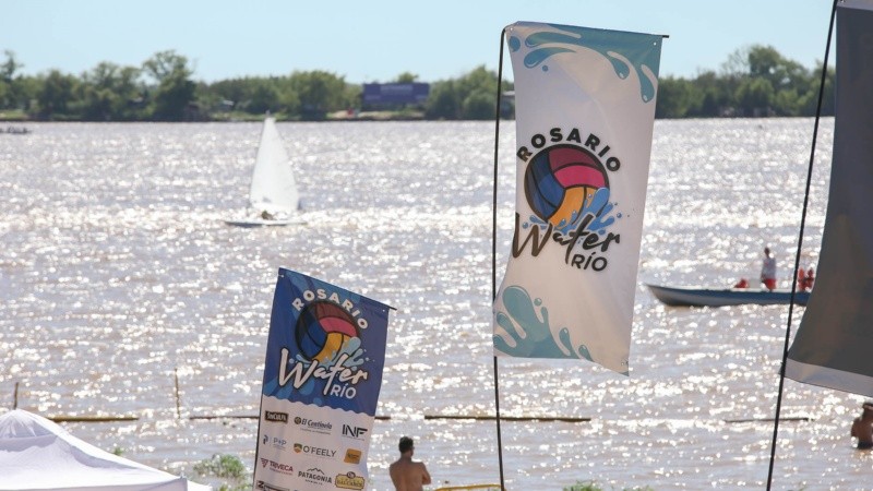 El primer encuentro de waterpolo en el río Paraná se realizó este fin de semana.