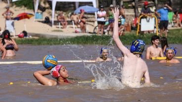 El primer encuentro de waterpolo en el río Paraná se realizó este fin de semana.