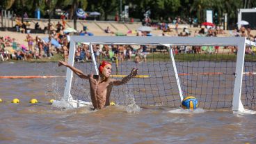 El primer encuentro de waterpolo en el río Paraná se realizó este fin de semana.