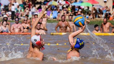 El primer encuentro de waterpolo en el río Paraná.