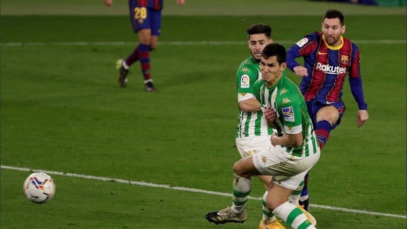 Leo dispara. Le llevó dos minutos en cancha igualar el marcador.