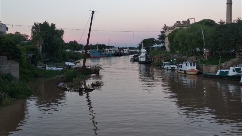 El viejo barco está más cubierto por la crecida del río. 