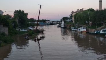 El viejo barco está más cubierto por la crecida del río.