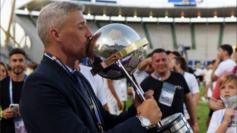 Tras la consagración en la Copa Sudamericana, Hernán Crespo anunció que se va de Defensa y Justicia.     