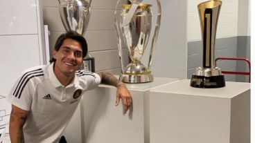 El defensor posó con los trofeos obtenidos en su paso por Estados Unidos.