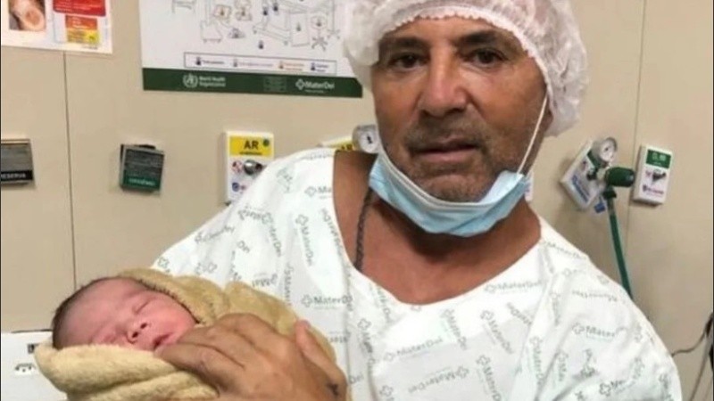 Jorge Sampaoli posó junto a su cuarto hijo, recién nacido en Brasil.