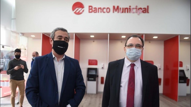 El intendente Pablo Javkin y el presidente del Banco Municipal, Adrián Giacchino.