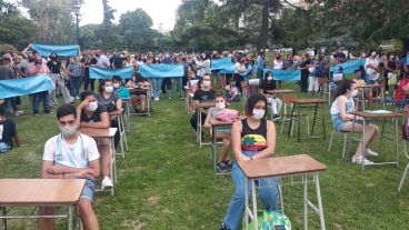 Alumnos y padres participaron de la manifestación.