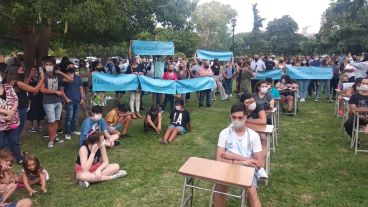 Alumnos y padres participaron de la manifestación.
