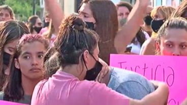 El dolor de las amigas de la joven, presentes en la marcha.
