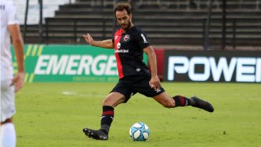 El defensor padece una sinovitis en la rodilla izquierda y los médicos determinaron que deben limpiar la zona.