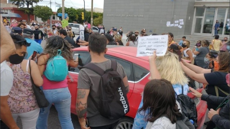 Los manifestantes increparon al ministro, que quiso realizar una maniobra distractiva y escapar en otro vehículo. 