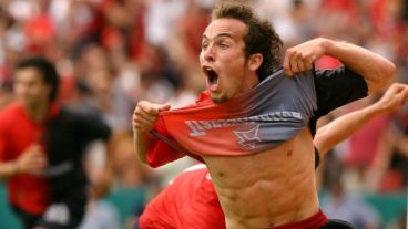 El mediocampista vuelve a vestir la camiseta rojinegra con 37 años después de 15 años.