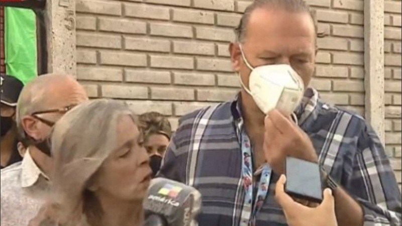 el ministro de Seguridad bonaerense, Sergio Berni junto a la madre de Úrsula Bahillo.