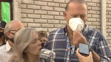 el ministro de Seguridad bonaerense, Sergio Berni junto a la madre de Úrsula Bahillo.