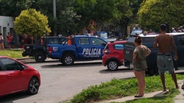 Gran despliegue policial en derredor del Peugeot 306 color verde.