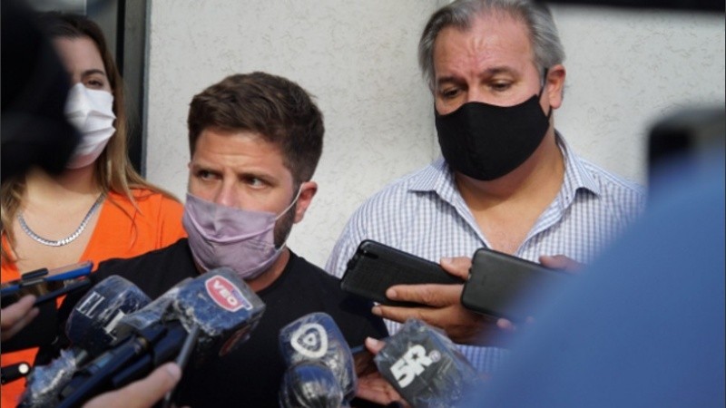 Legisladores santafesinos en diálogo con la prensa, al término de la reunión donde se ratificó la convocatoria al ministro Sain para una reunión de trabajo conjunta. 