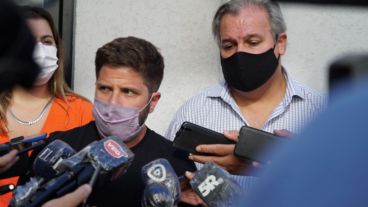 Legisladores santafesinos en diálogo con la prensa, al término de la reunión donde se ratificó la convocatoria al ministro Sain para una reunión de trabajo conjunta.